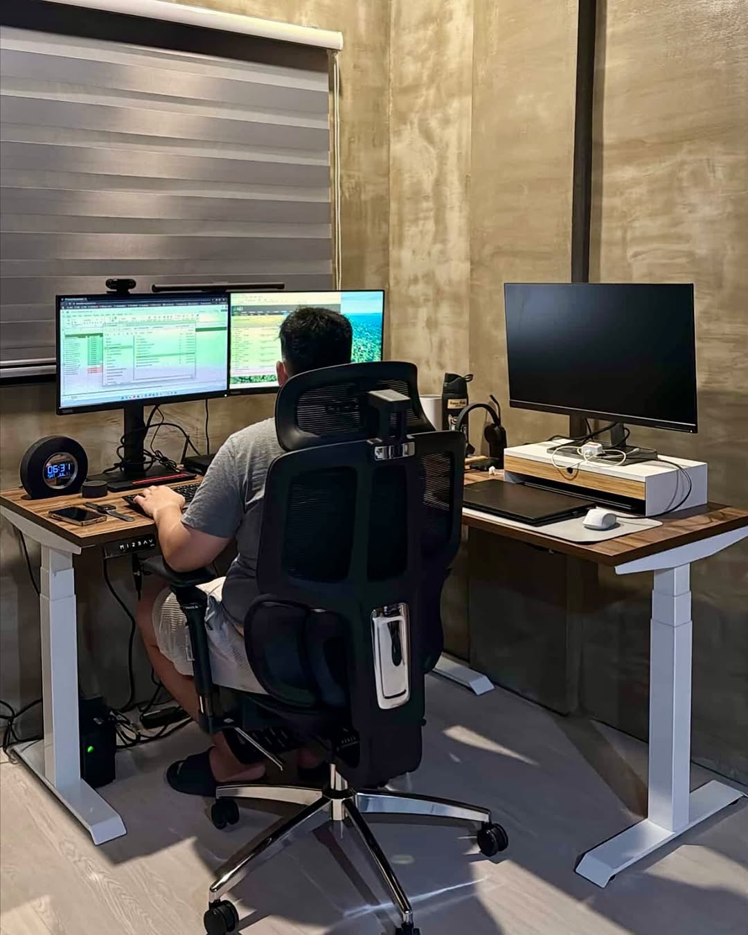 Ergonomic Sit-Stand Desk 2